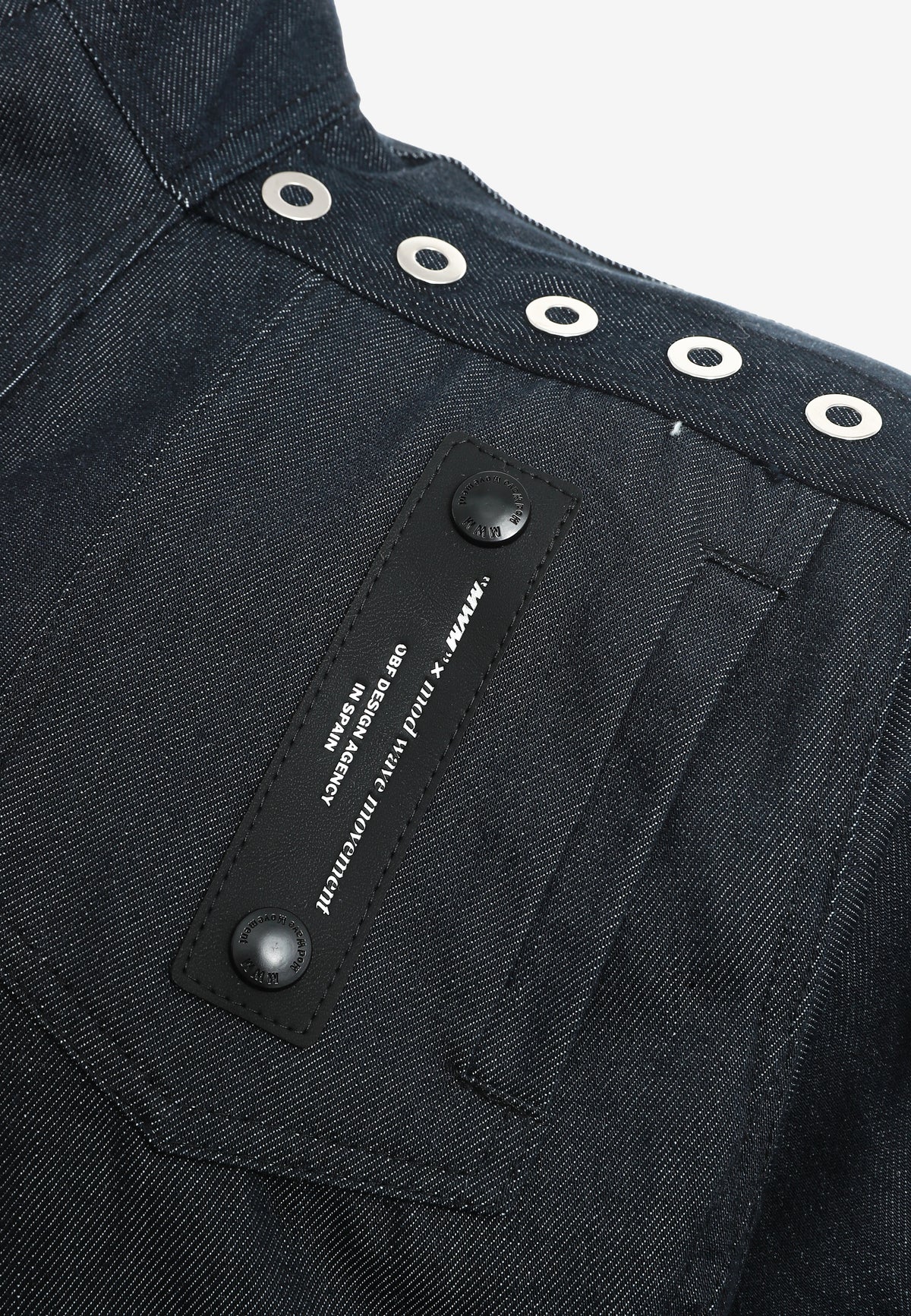 Chaqueta vaquera corta de corte regular con paneles asimétricos y tachuelas caladas | MWM [PS_COLORS:BLUE]