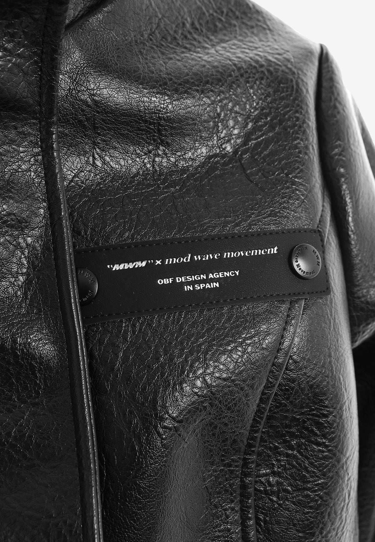 Chaqueta corsé de mujer corta efecto piel con etiqueta en el pecho | MWM [PS_COLORS:BLACK]