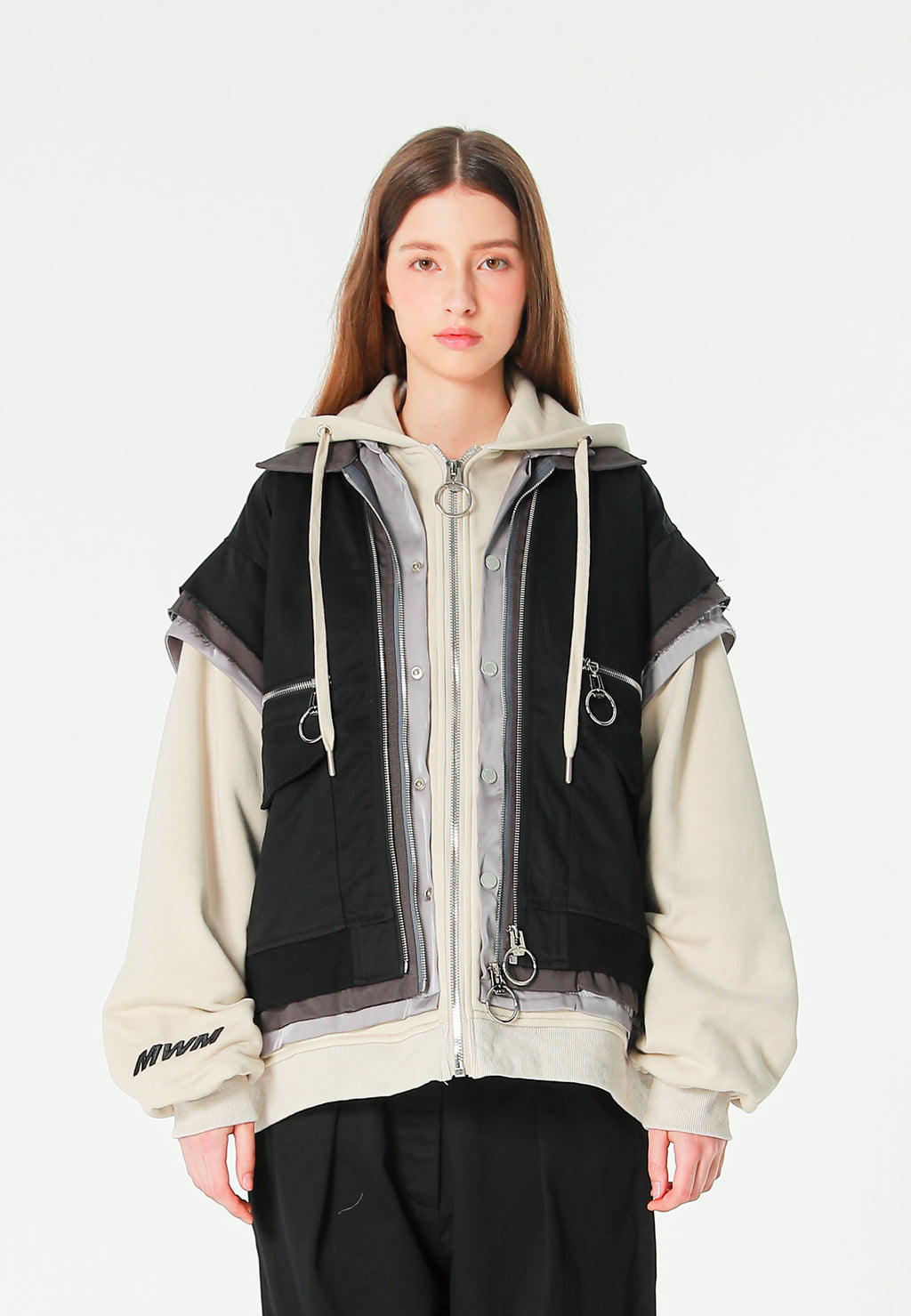 Chaqueta multicapa con capucha, cremallera y paneles superpuestos | MWM [PS_COLORS:BLACK]