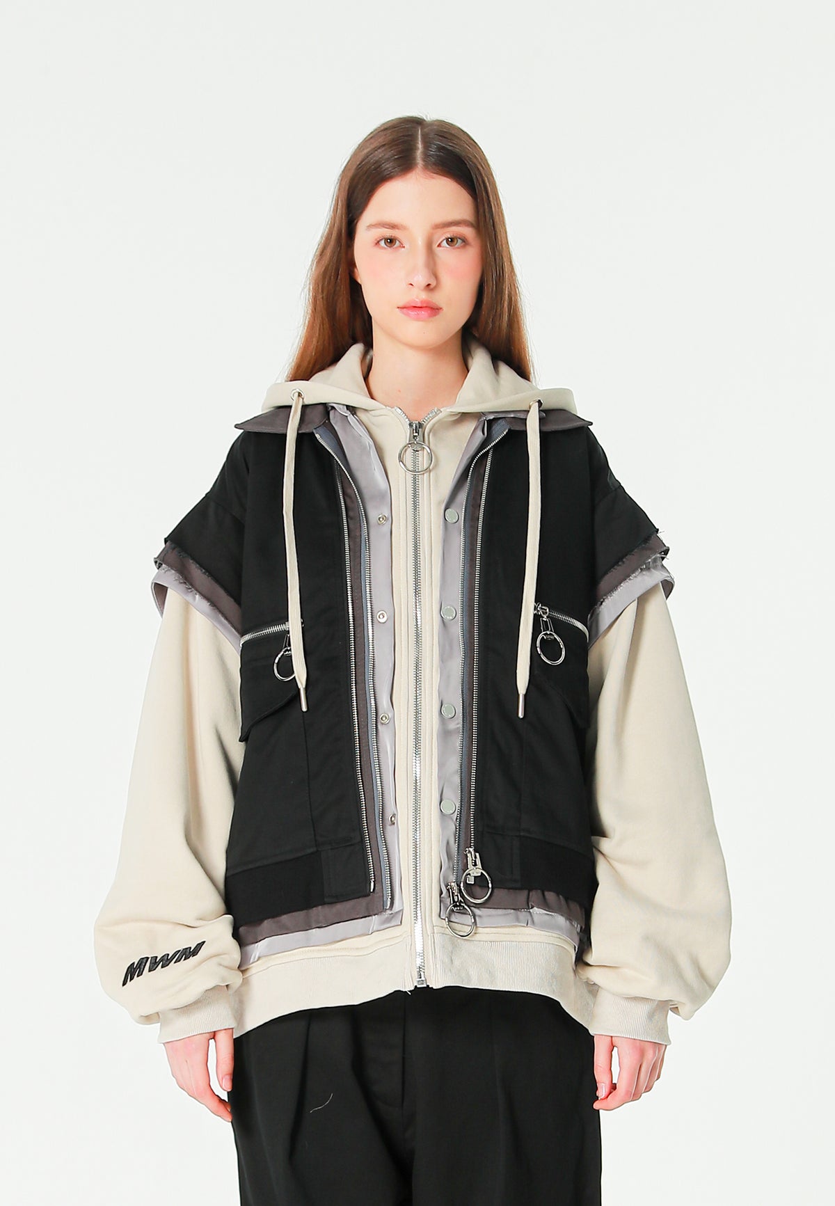 Chaqueta multicapa con capucha, cremallera y paneles superpuestos | MWM [PS_COLORS:BLACK]