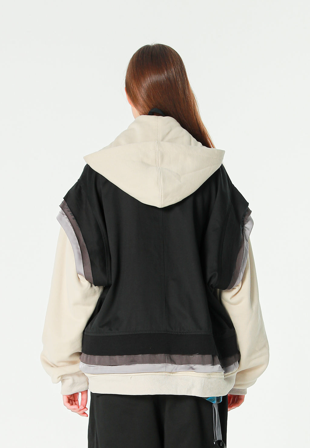 Chaqueta multicapa con capucha, cremallera y paneles superpuestos | MWM [PS_COLORS:BLACK]