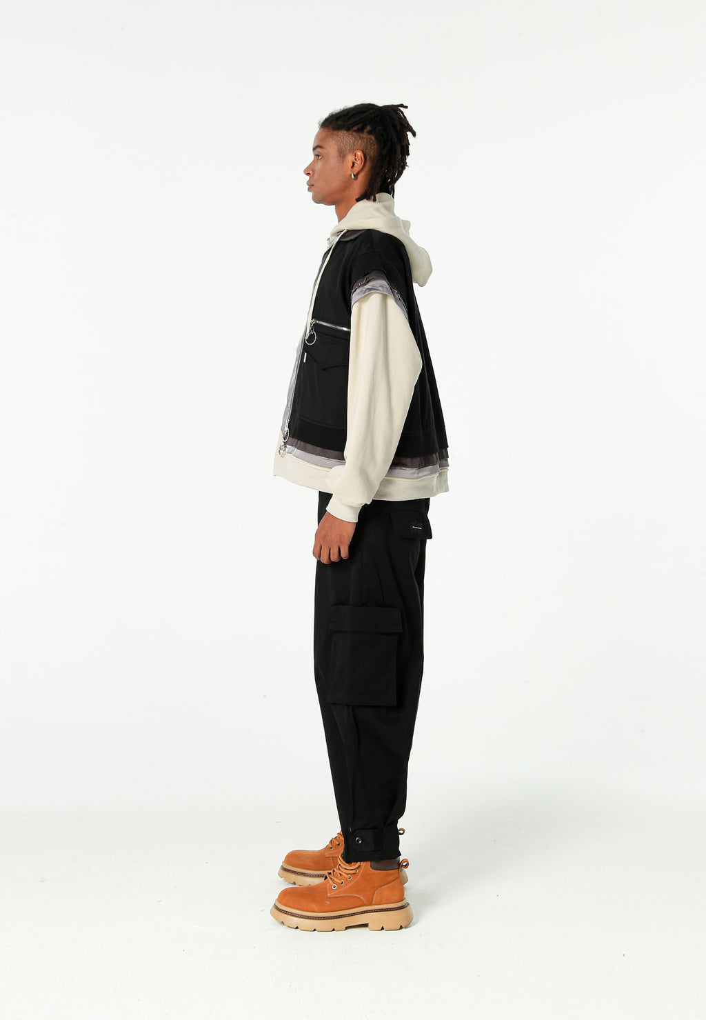 Chaqueta multicapa con capucha, cremallera y paneles superpuestos | MWM [PS_COLORS:BLACK]