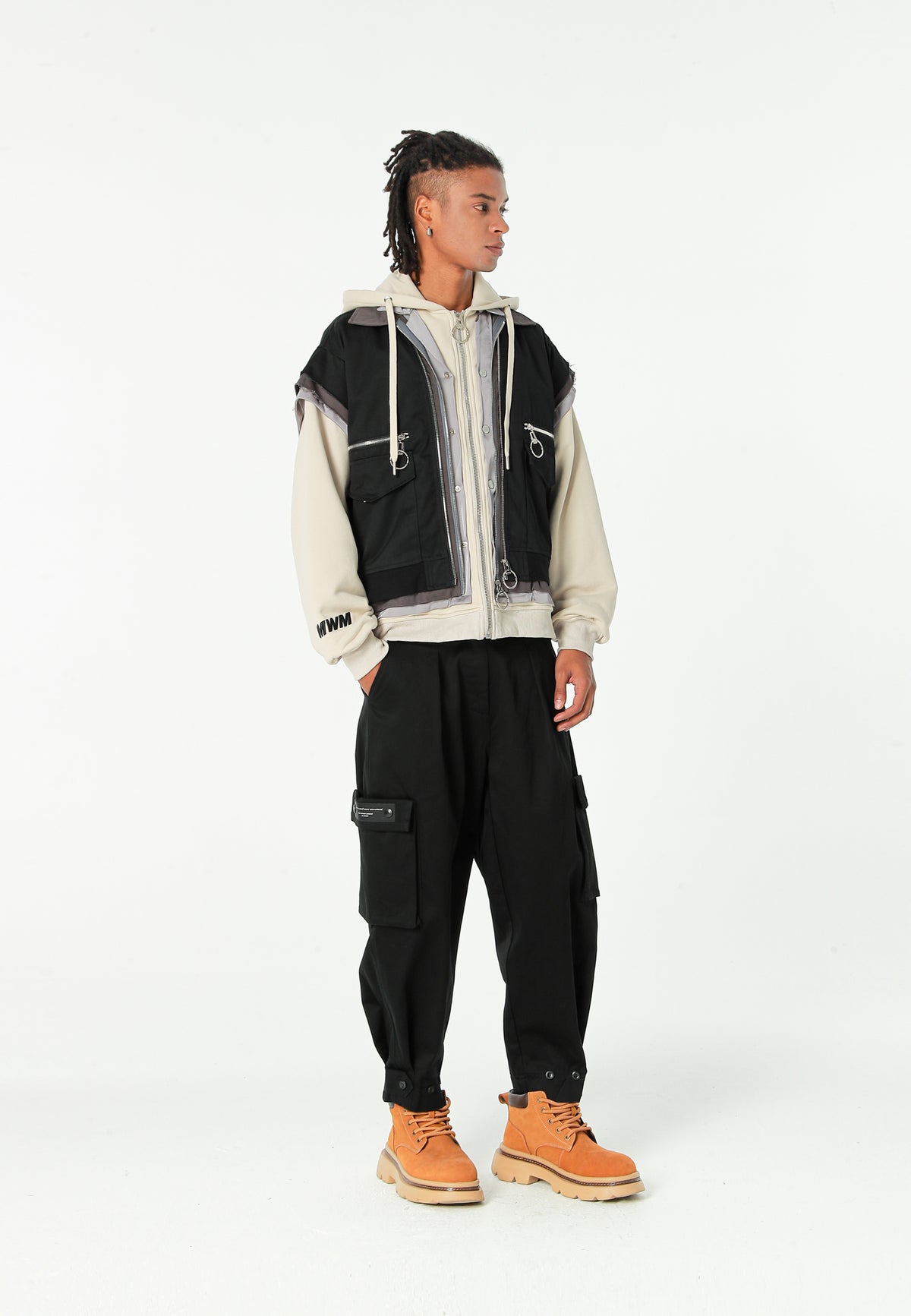 Chaqueta multicapa con capucha, cremallera y paneles superpuestos | MWM [PS_COLORS:BLACK]