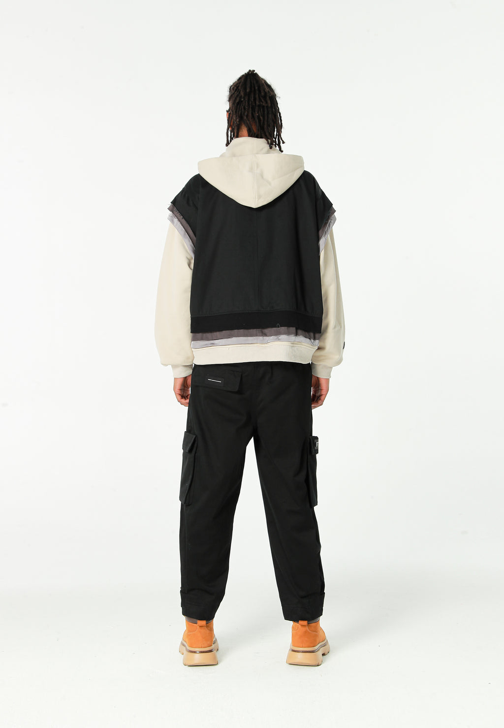 Chaqueta multicapa con capucha, cremallera y paneles superpuestos | MWM [PS_COLORS:BLACK]