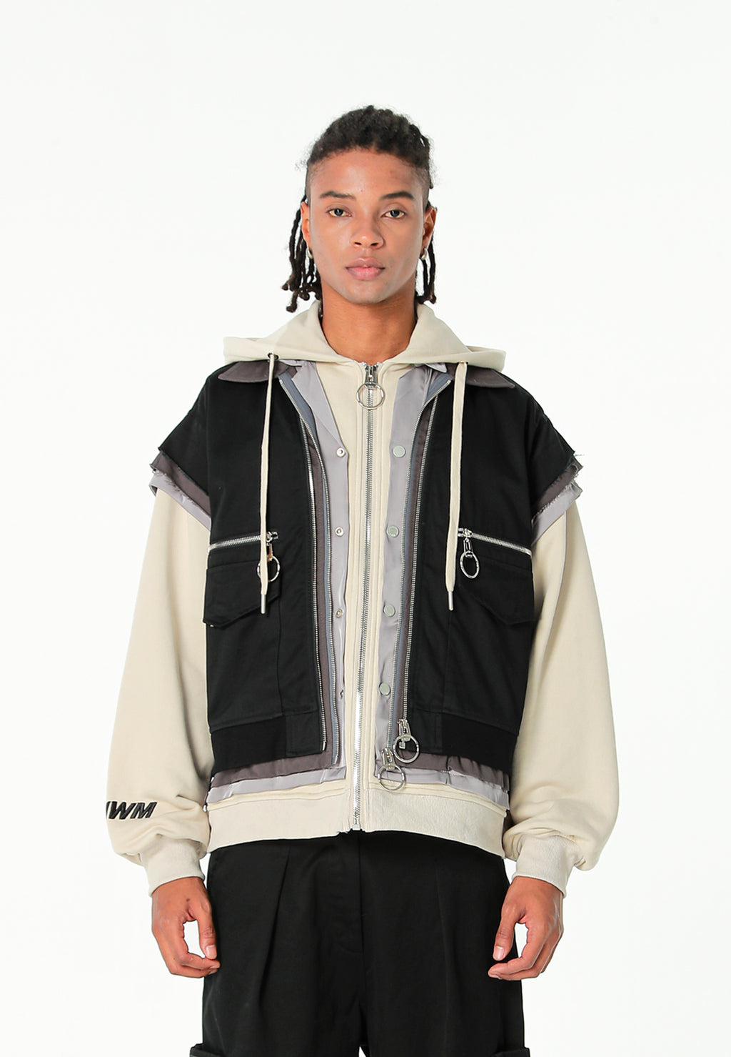 Chaqueta multicapa con capucha, cremallera y paneles superpuestos | MWM [PS_COLORS:BLACK]