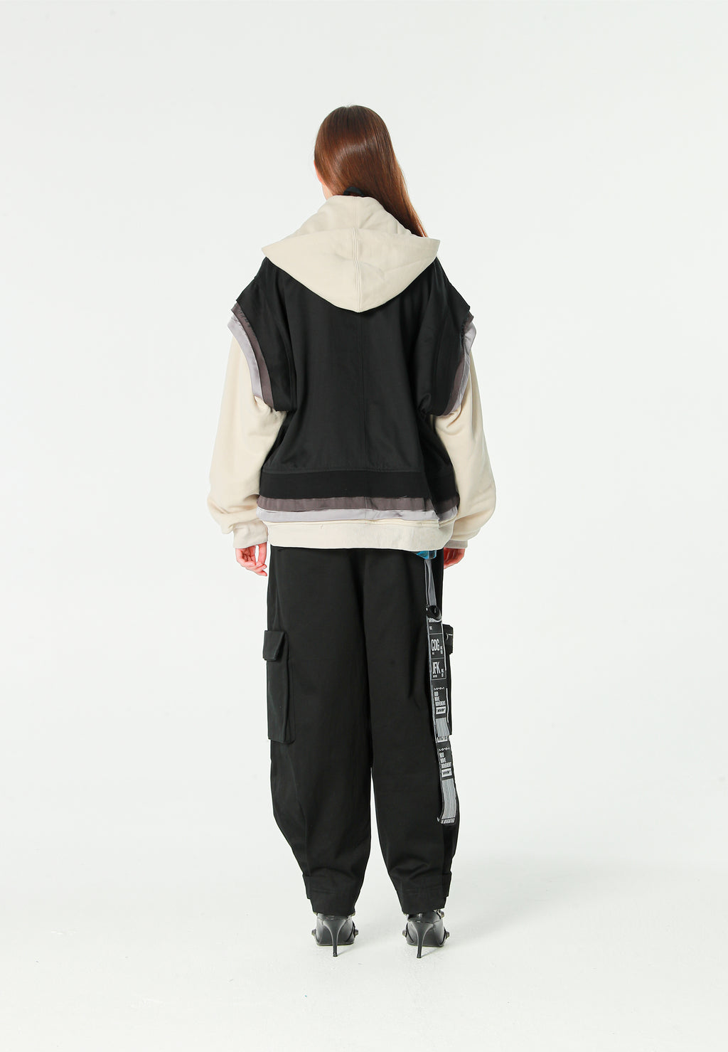 Chaqueta multicapa con capucha, cremallera y paneles superpuestos | MWM [PS_COLORS:BLACK]
