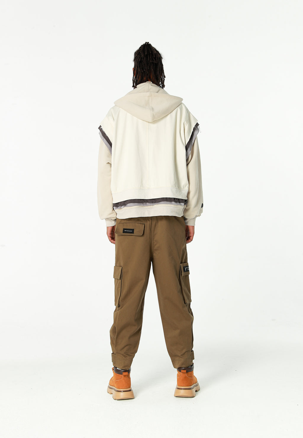 Chaqueta multicapa con capucha, cremallera y paneles superpuestos | MWM [PS_COLORS:ECRU]