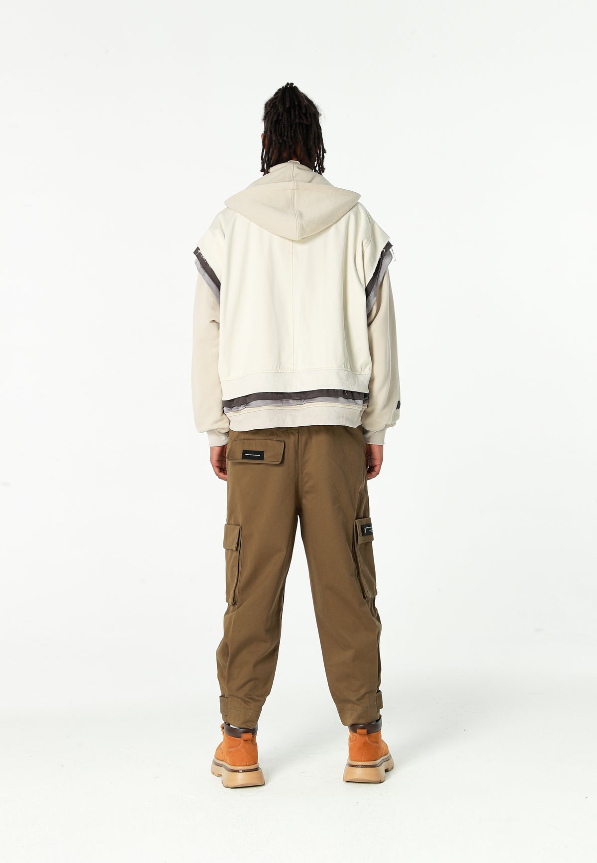Chaqueta multicapa con capucha, cremallera y paneles superpuestos | MWM [PS_COLORS:ECRU]