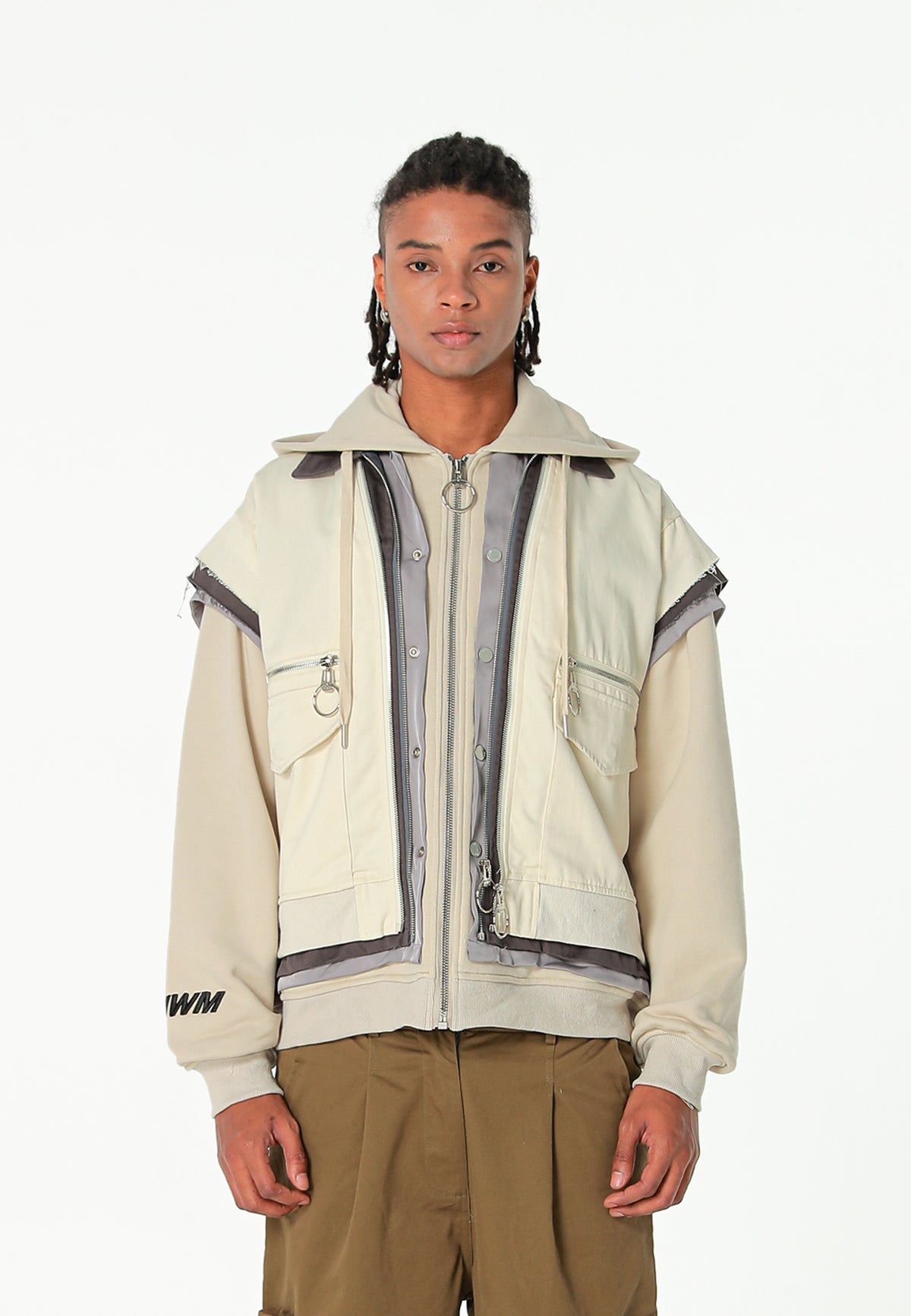 Chaqueta multicapa con capucha, cremallera y paneles superpuestos | MWM [PS_COLORS:ECRU]