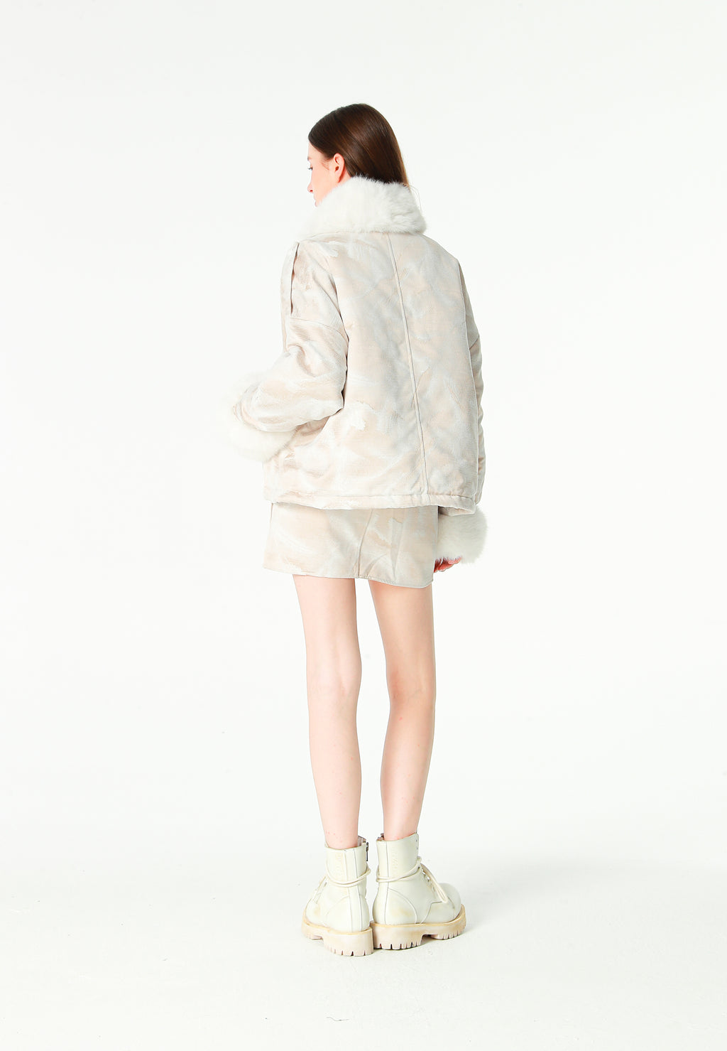 Chaqueta de mujer jacquard de chenilla con brillo, cuello y puños de pelo | MWM [PS_COLORS:IVORY]