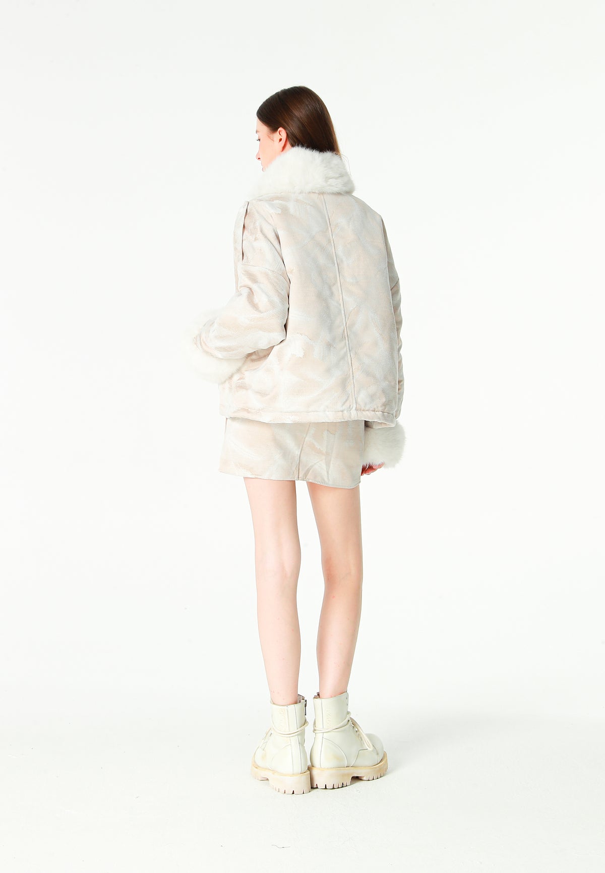 Chaqueta de mujer jacquard de chenilla con brillo, cuello y puños de pelo | MWM [PS_COLORS:IVORY]