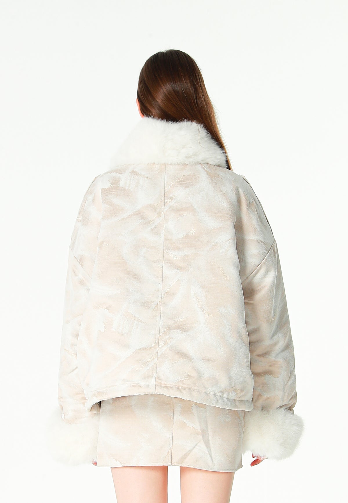Chaqueta de mujer jacquard de chenilla con brillo, cuello y puños de pelo | MWM [PS_COLORS:IVORY]