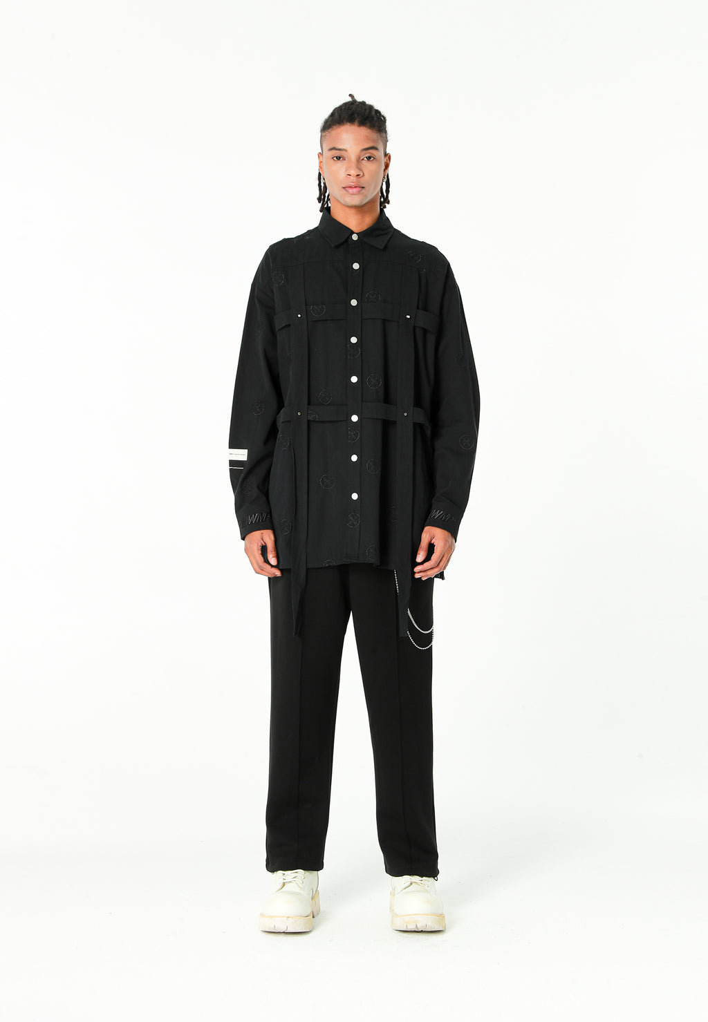 Camisa oversize con diseño entrelazado y motivo circular bordado | MWM [PS_COLORS:BLACK]