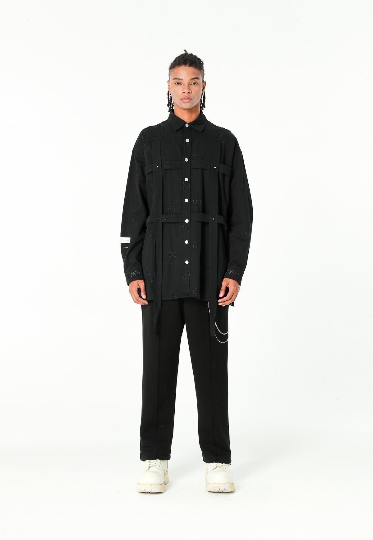 Camisa oversize con diseño entrelazado y motivo circular bordado | MWM [PS_COLORS:BLACK]