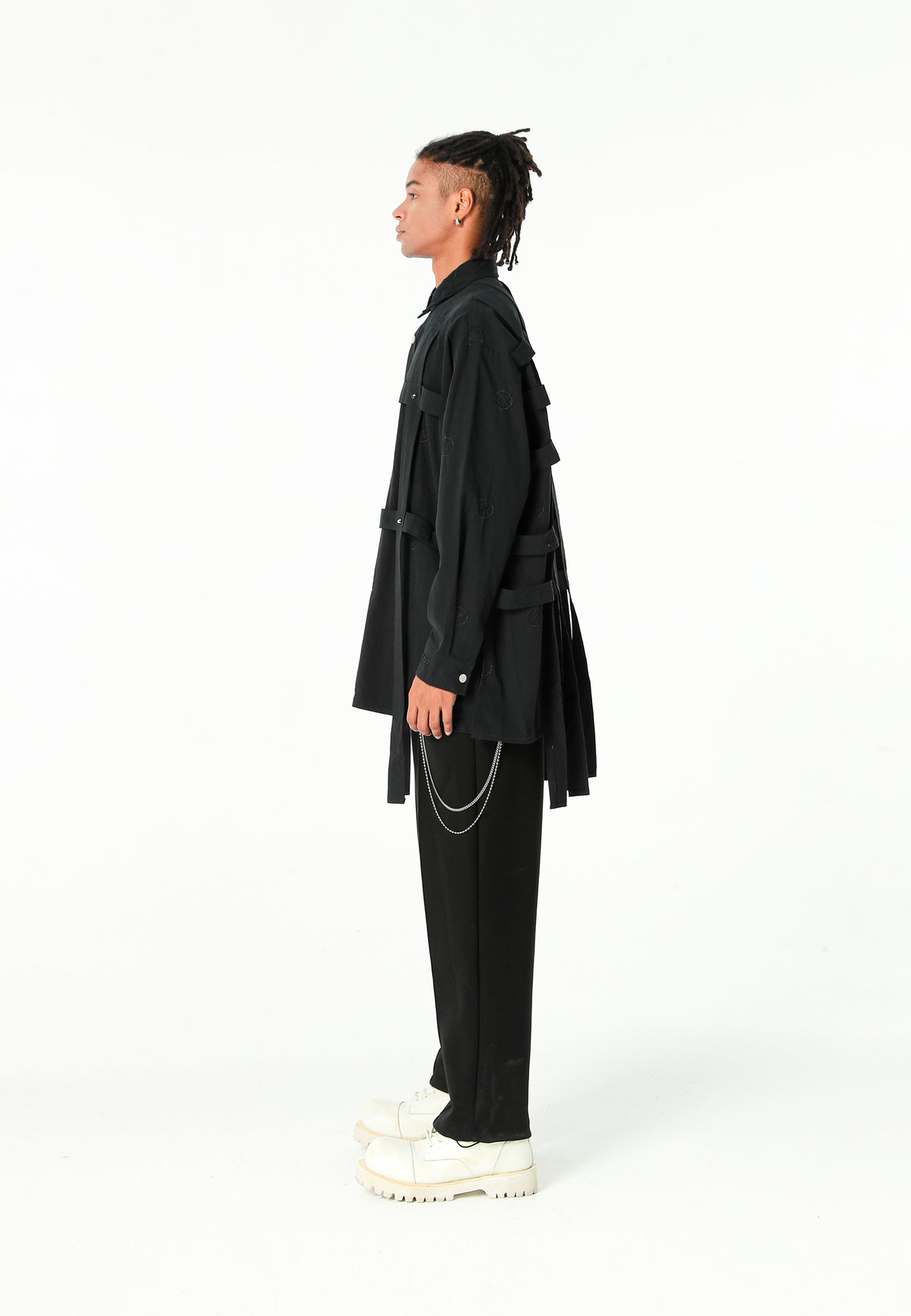 Camisa oversize con diseño entrelazado y motivo circular bordado | MWM [PS_COLORS:BLACK]