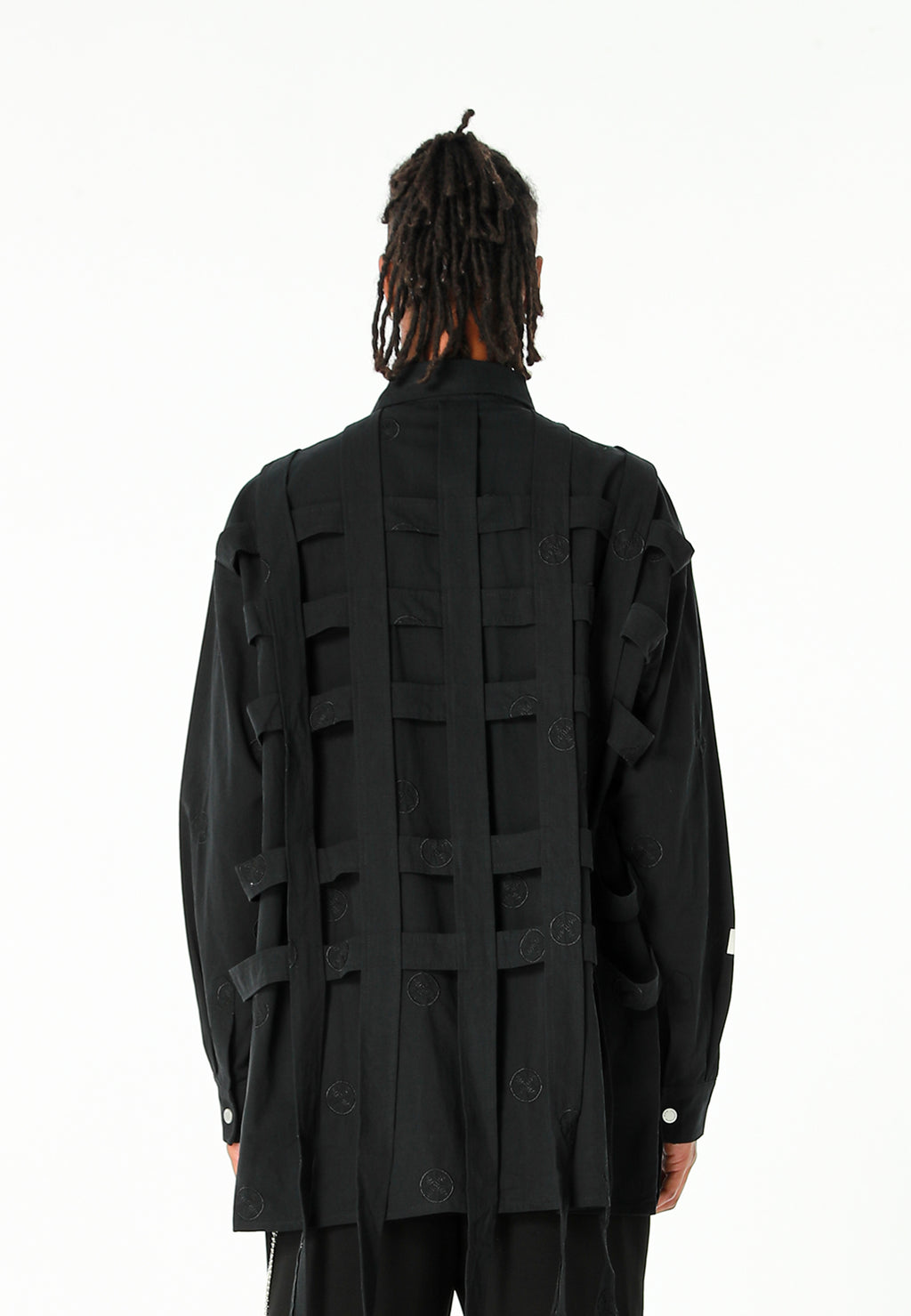 Camisa oversize con diseño entrelazado y motivo circular bordado | MWM [PS_COLORS:BLACK]