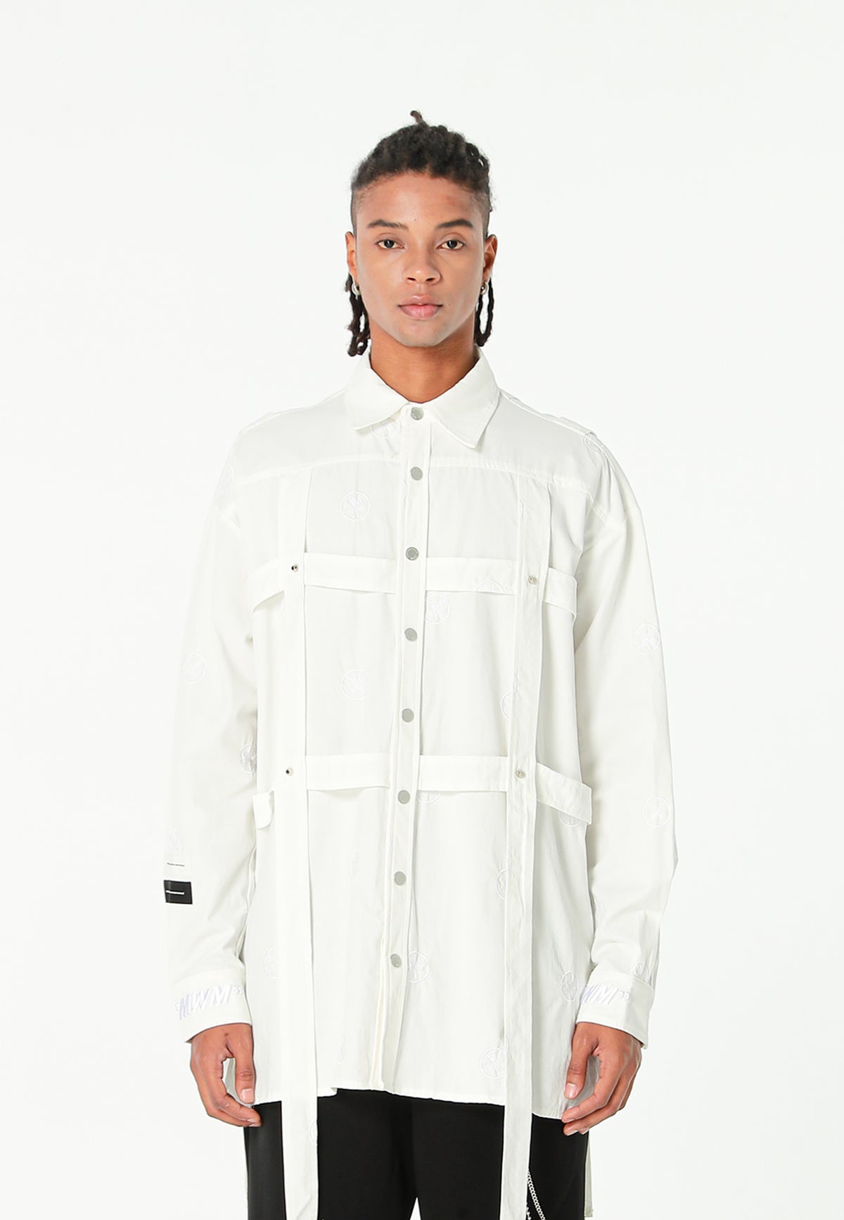 Camisa oversize con diseño entrelazado y motivo circular bordado | MWM [PS_COLORS:WHITE]