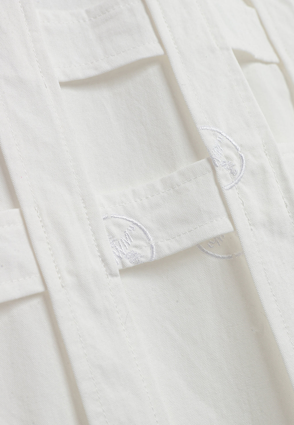 Camisa oversize con diseño entrelazado y motivo circular bordado | MWM [PS_COLORS:WHITE]