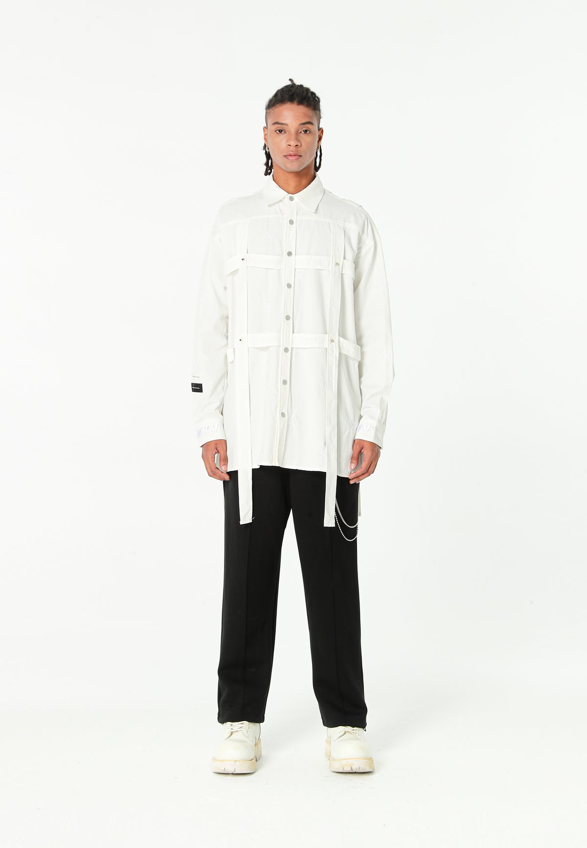 Camisa oversize con diseño entrelazado y motivo circular bordado | MWM [PS_COLORS:WHITE]