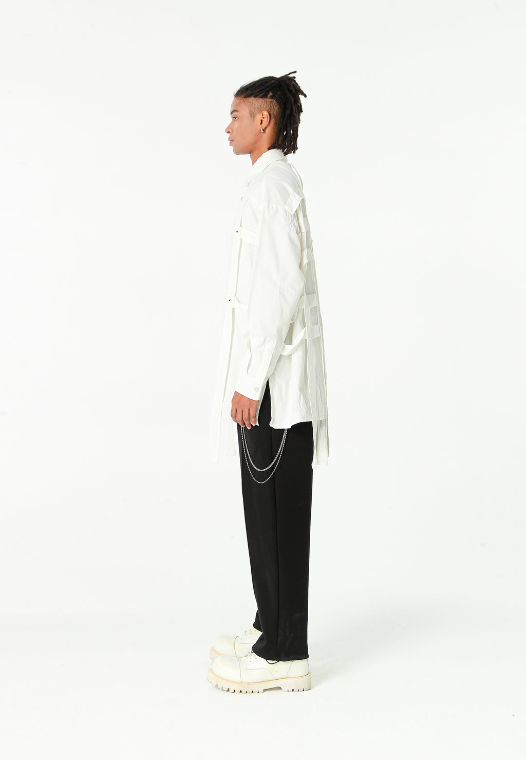 Camisa oversize con diseño entrelazado y motivo circular bordado | MWM [PS_COLORS:WHITE]