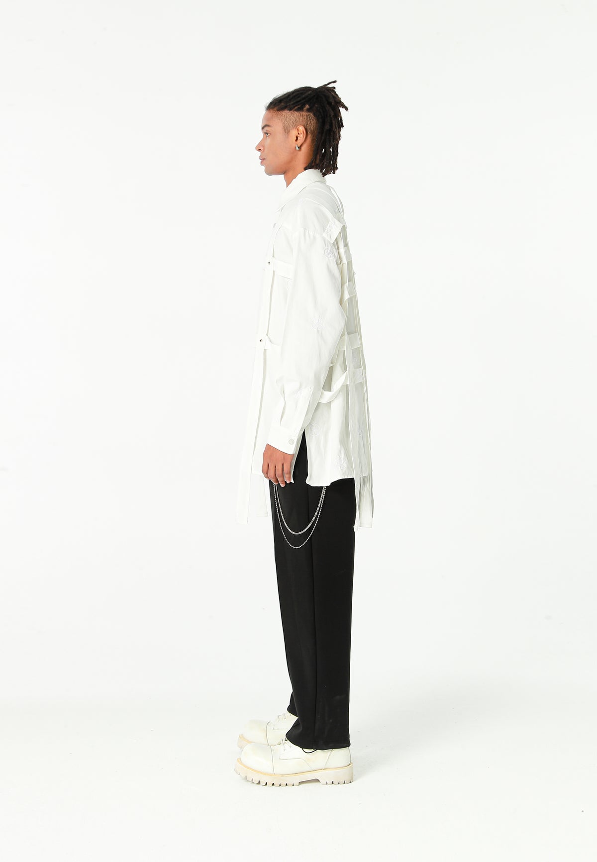 Camisa oversize con diseño entrelazado y motivo circular bordado | MWM [PS_COLORS:WHITE]
