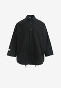 Camisa de corte japonés con puños abiertos y X de cordones cruzados | MWM [PS_COLORS:BLACK]