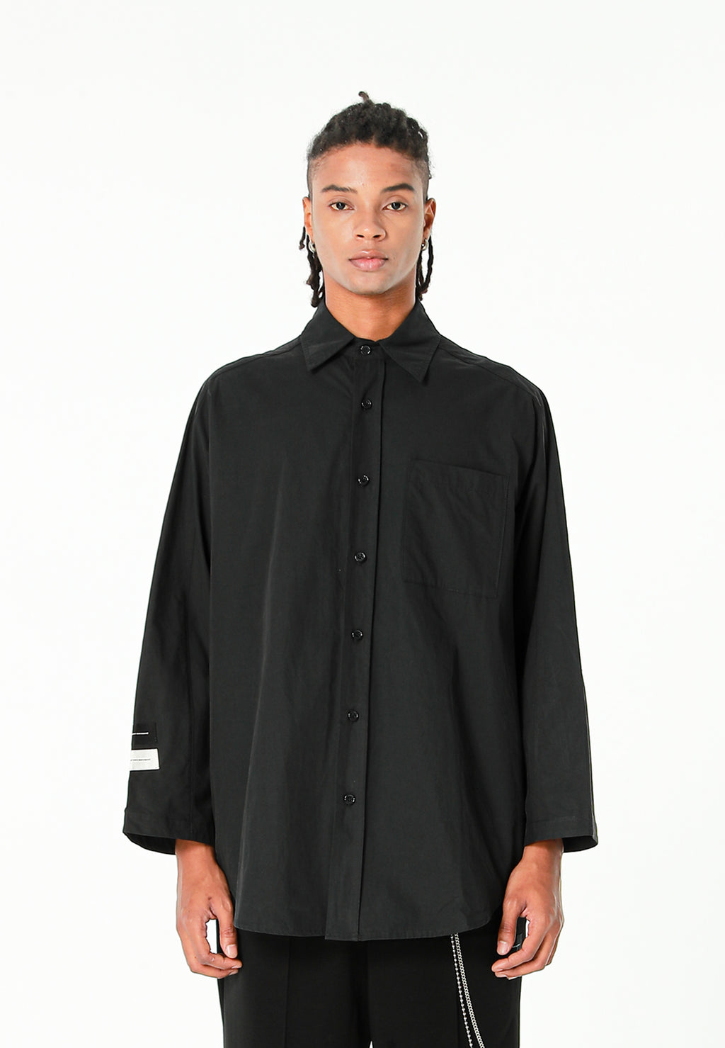 Camisa de corte japonés con puños abiertos y X de cordones cruzados | MWM [PS_COLORS:BLACK]
