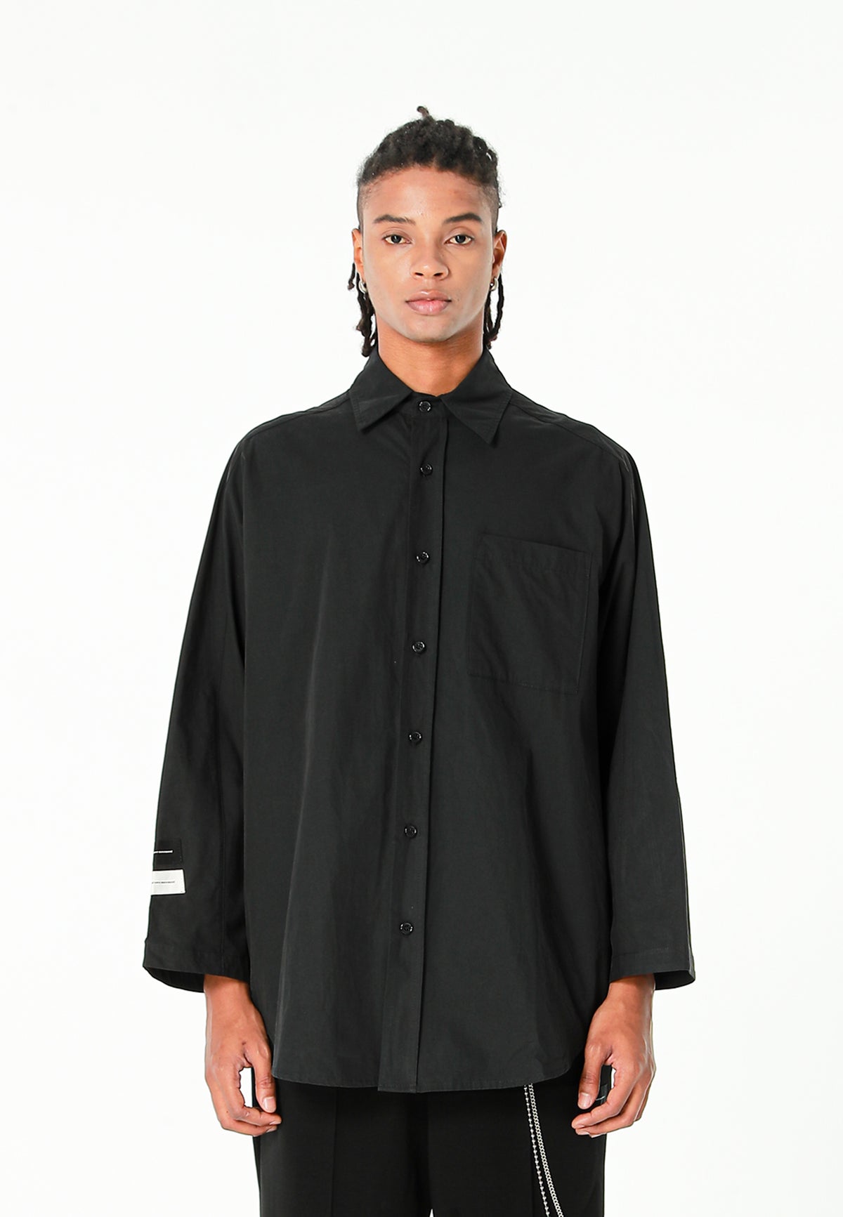 Camisa de corte japonés con puños abiertos y X de cordones cruzados | MWM [PS_COLORS:BLACK]