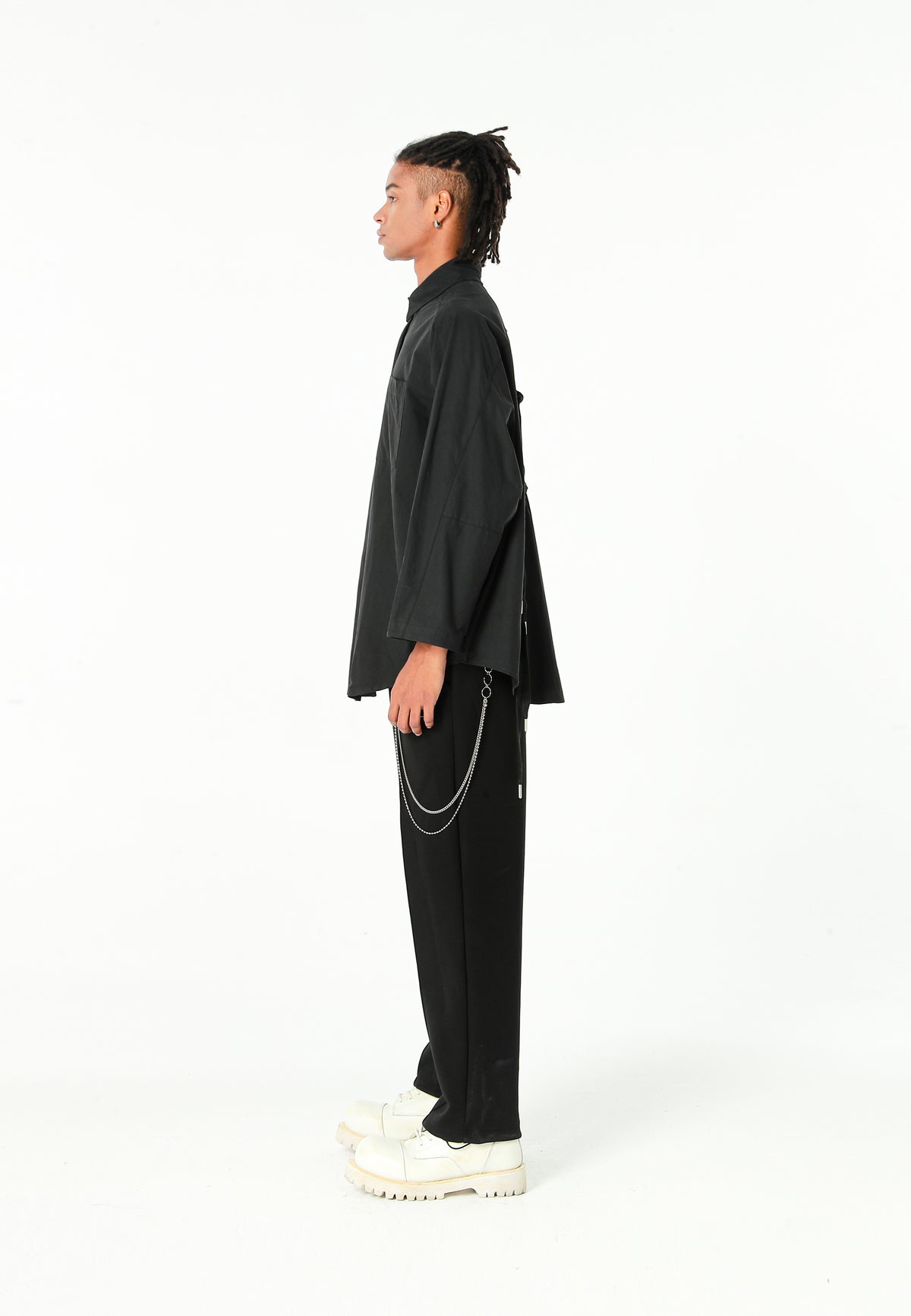 Camisa de corte japonés con puños abiertos y X de cordones cruzados | MWM [PS_COLORS:BLACK]