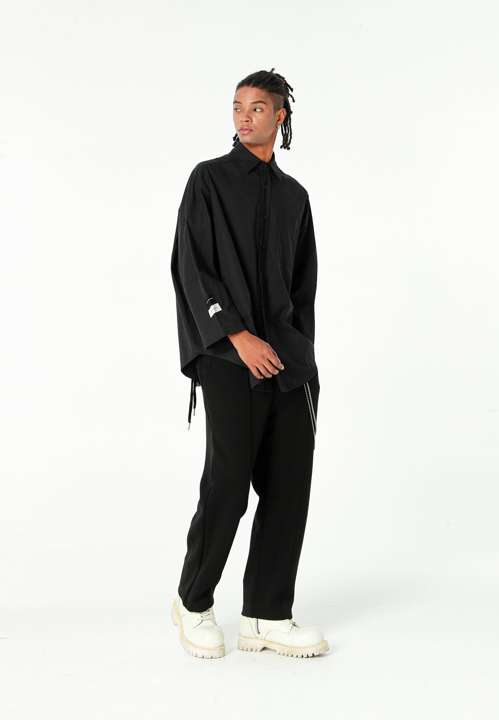 Camisa de corte japonés con puños abiertos y X de cordones cruzados | MWM [PS_COLORS:BLACK]