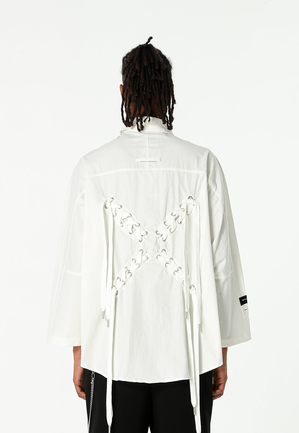 Camisa de corte japonés con puños abiertos y X de cordones cruzados | MWM [PS_COLORS:WHITE]