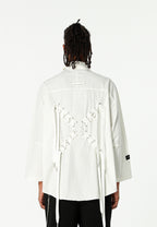 Camisa de corte japonés con puños abiertos y X de cordones cruzados | MWM [PS_COLORS:WHITE]