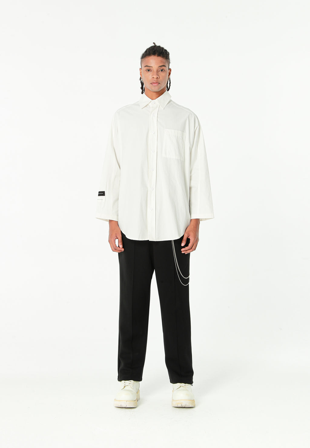 Camisa de corte japonés con puños abiertos y X de cordones cruzados | MWM [PS_COLORS:WHITE]