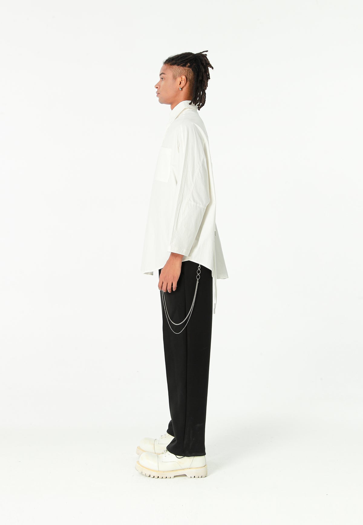 Camisa de corte japonés con puños abiertos y X de cordones cruzados | MWM [PS_COLORS:WHITE]