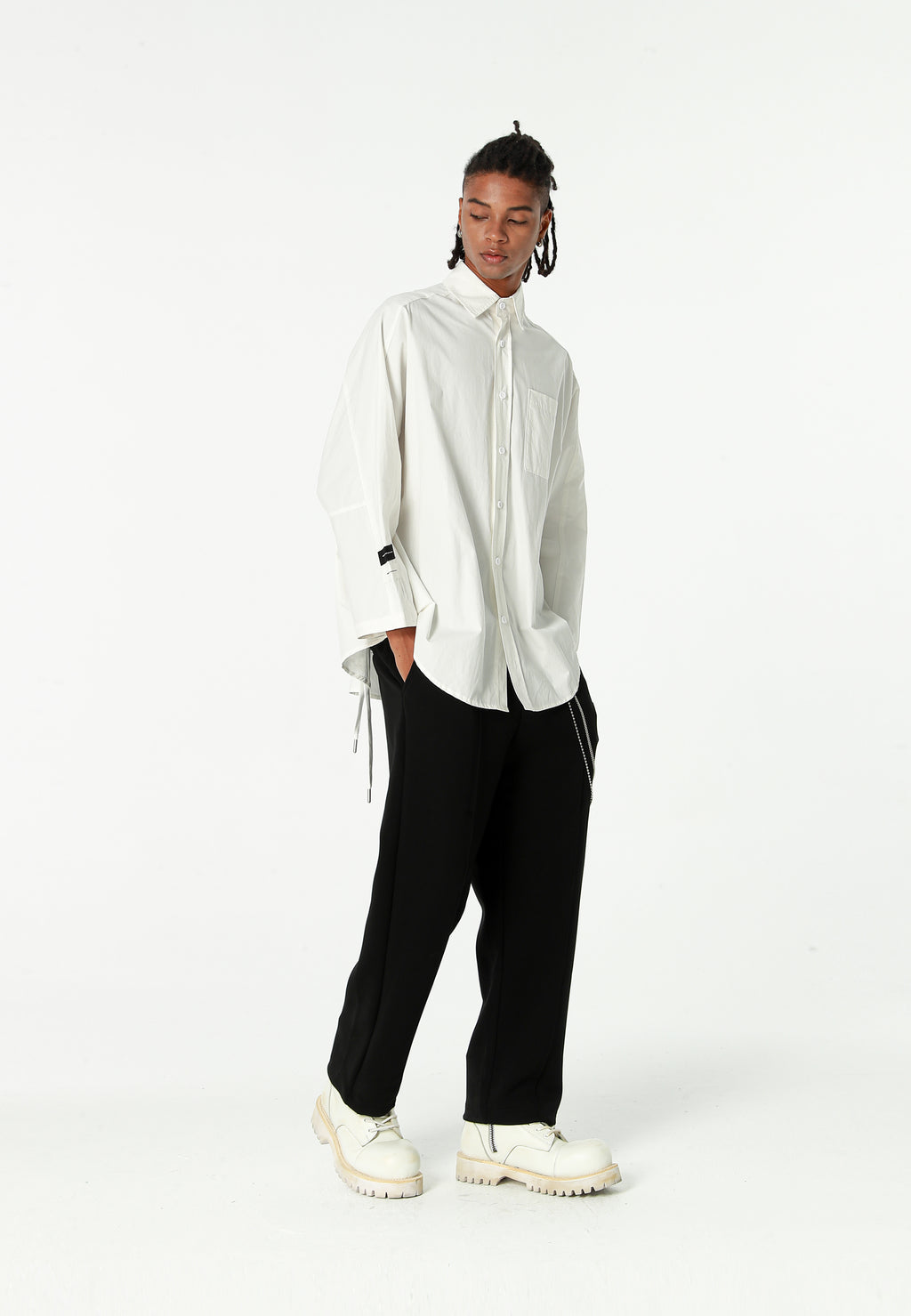 Camisa de corte japonés con puños abiertos y X de cordones cruzados | MWM [PS_COLORS:WHITE]