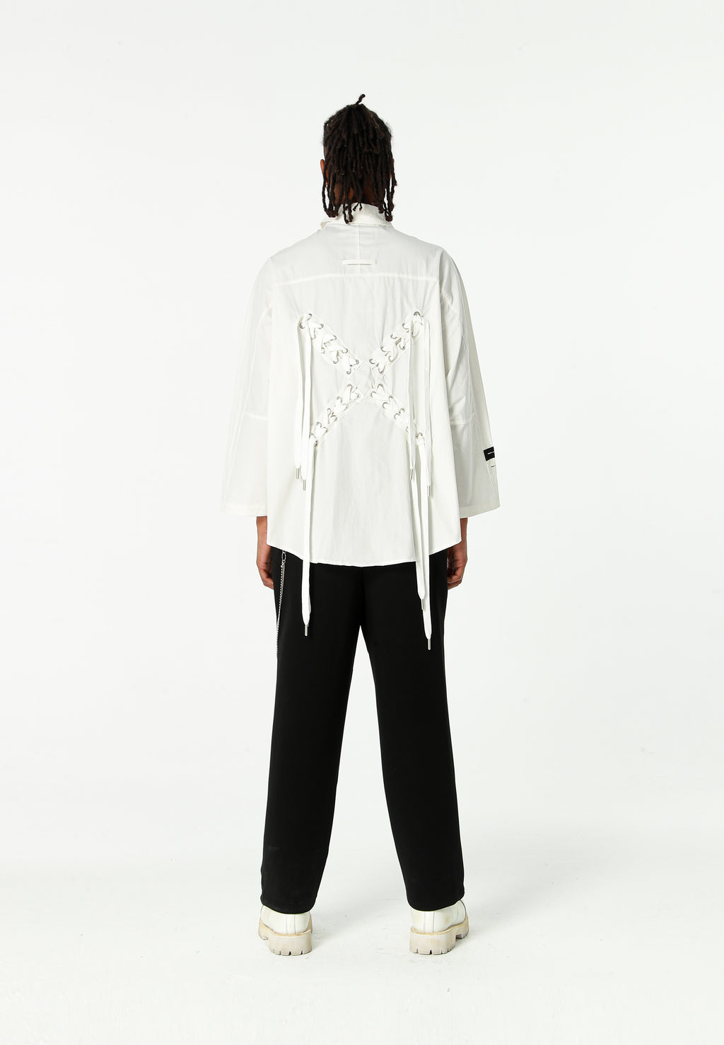Camisa de corte japonés con puños abiertos y X de cordones cruzados | MWM [PS_COLORS:WHITE]