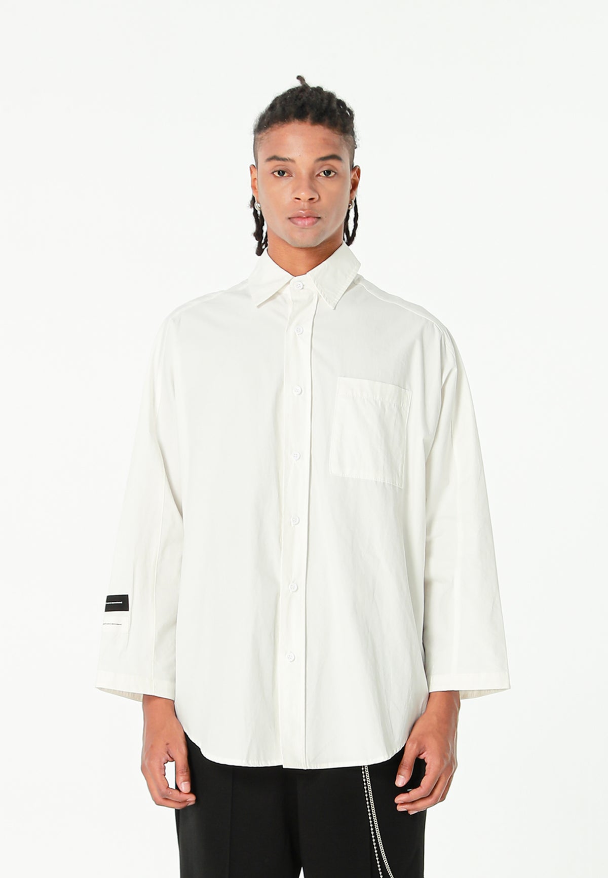 Camisa de corte japonés con puños abiertos y X de cordones cruzados | MWM [PS_COLORS:WHITE]