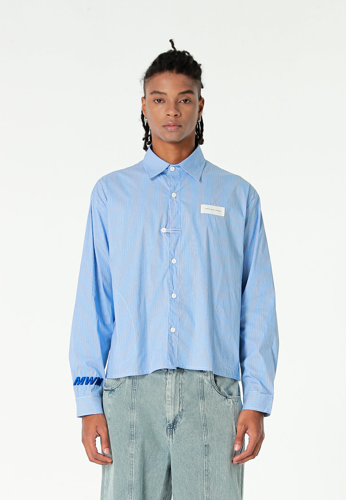 Camisa corta con bolsillos laterales y cierre de inspiración asiatica | MWM [PS_COLORS:BLUE]