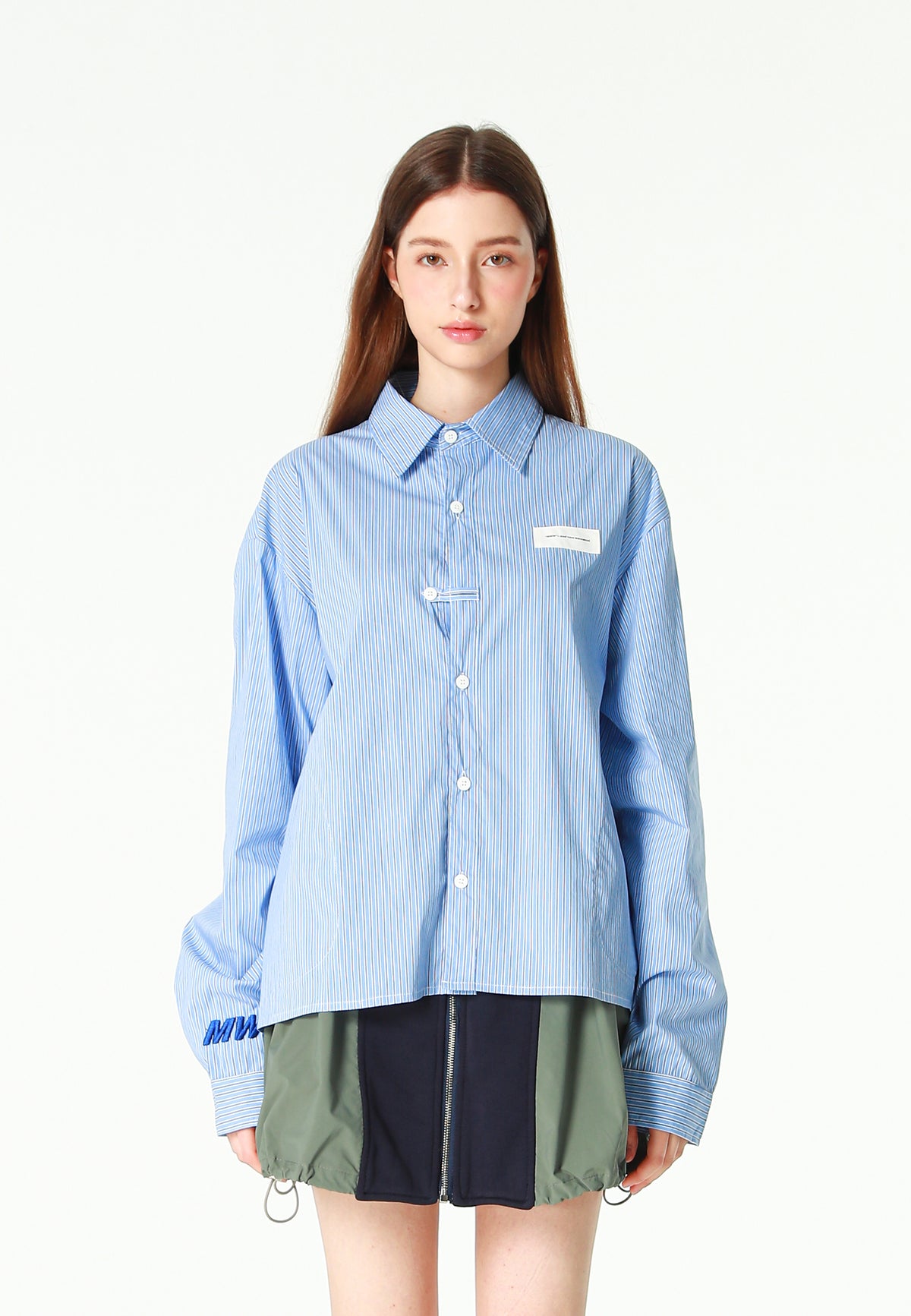 Camisa corta con bolsillos laterales y cierre de inspiración asiatica | MWM [PS_COLORS:BLUE]