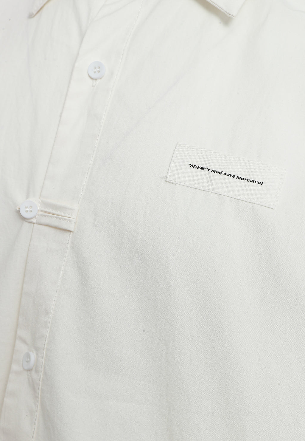 Camisa corta con bolsillos laterales y cierre chino | MWM [PS_COLORS:WHITE]