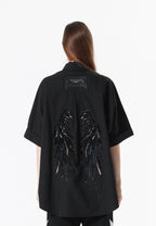 Camisa Wings oversize de inspiración asiática con parche de alas en la espalda | MWM [PS_COLORS:BLACK]