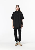 Camisa Wings oversize de inspiración asiática con parche de alas en la espalda | MWM [PS_COLORS:BLACK]