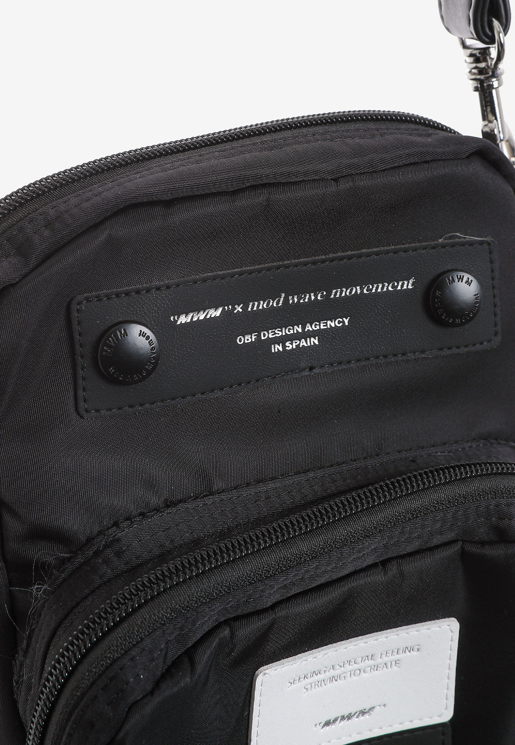 Bolso bandolera con bolsillos y parche con logo | MWM [PS_COLORS:BLACK]