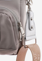 Bolso bandolera con bolsillos y parche con logo | MWM [PS_COLORS:SILVER]