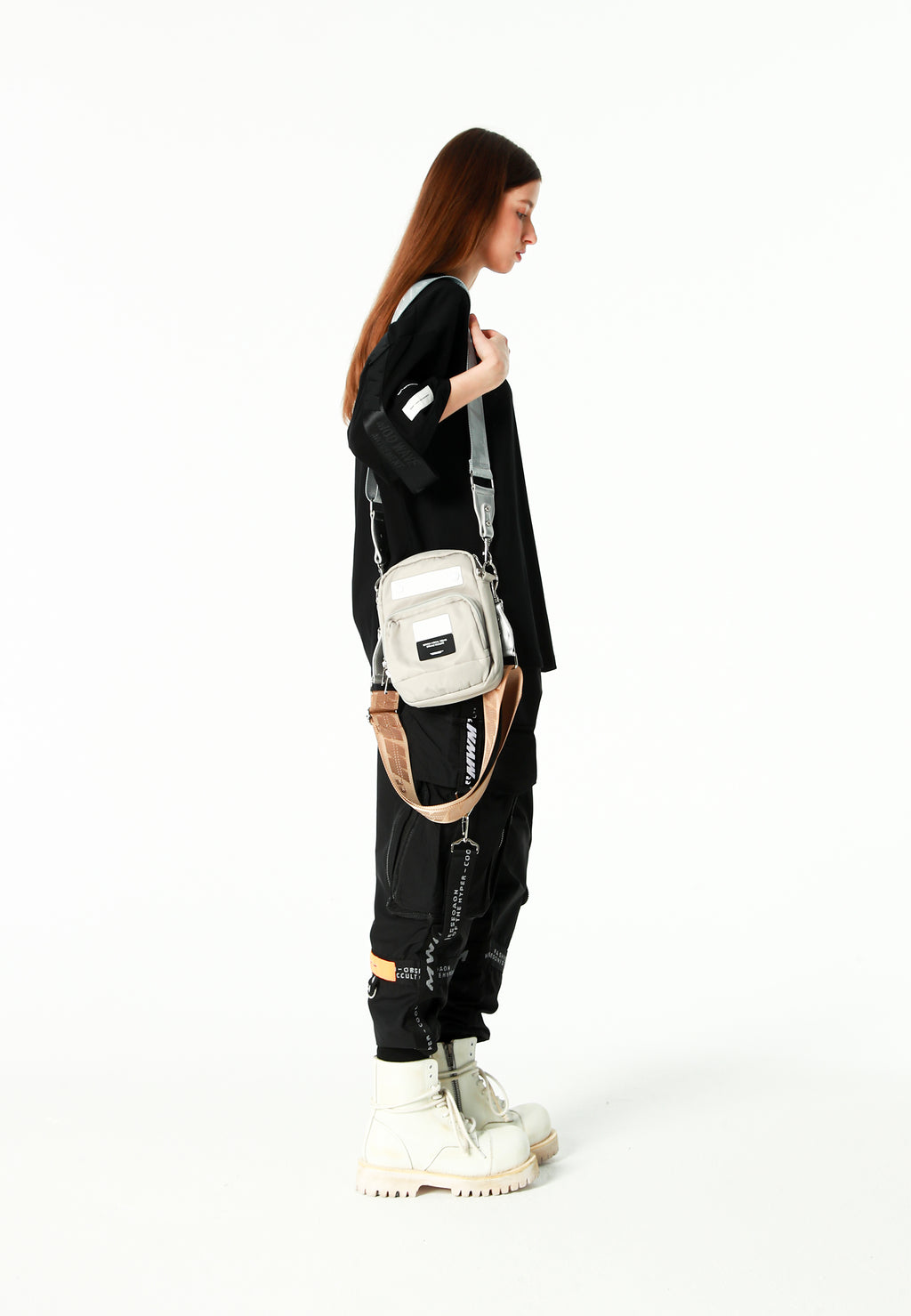 Bolso bandolera con bolsillos y parche con logo | MWM [PS_COLORS:SILVER]