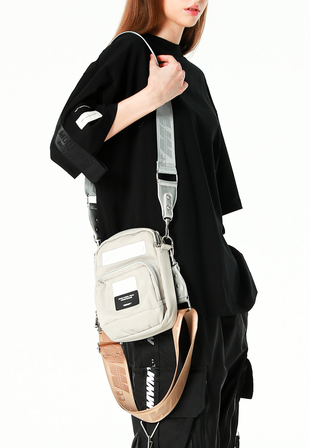 Bolso bandolera con bolsillos y parche con logo | MWM [PS_COLORS:SILVER]