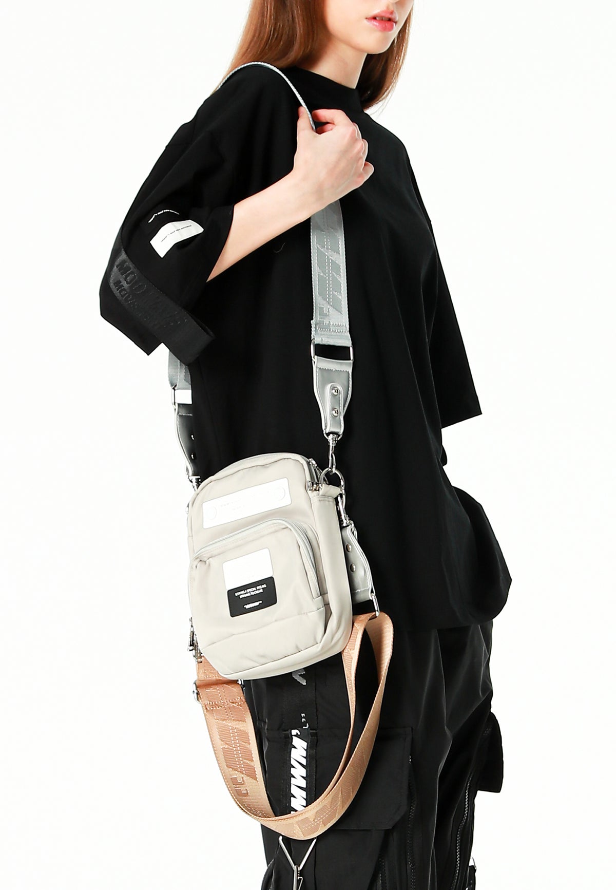 Bolso bandolera con bolsillos y parche con logo | MWM [PS_COLORS:SILVER]