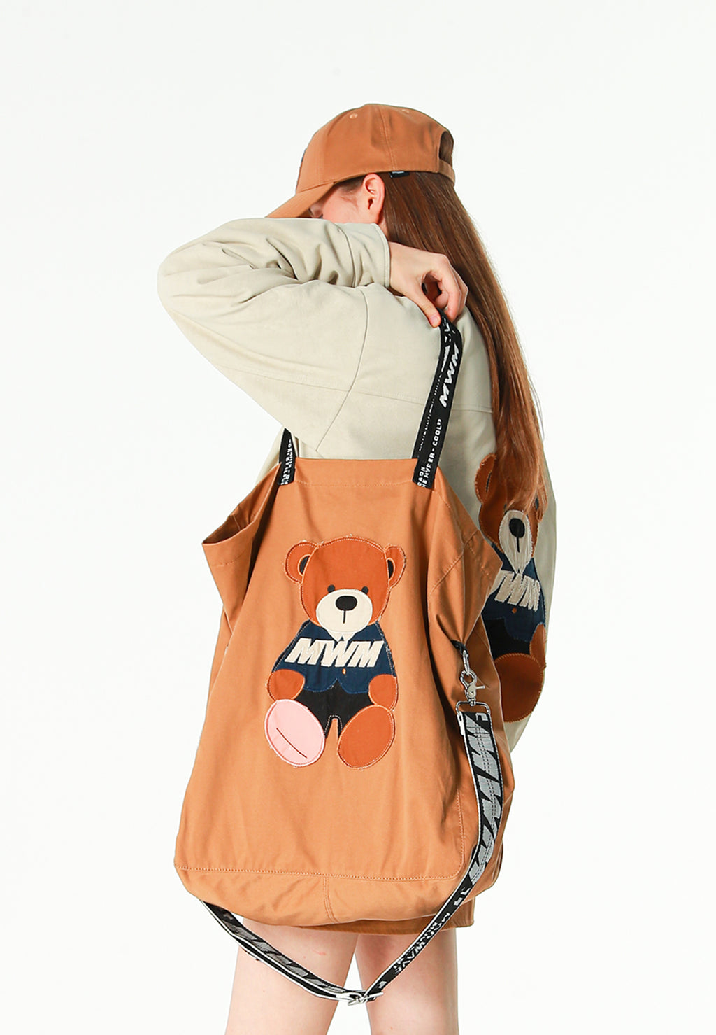 Bolso shopper con parche de oso Teddy y bandolera | MWM [PS_COLORS:CAMEL]