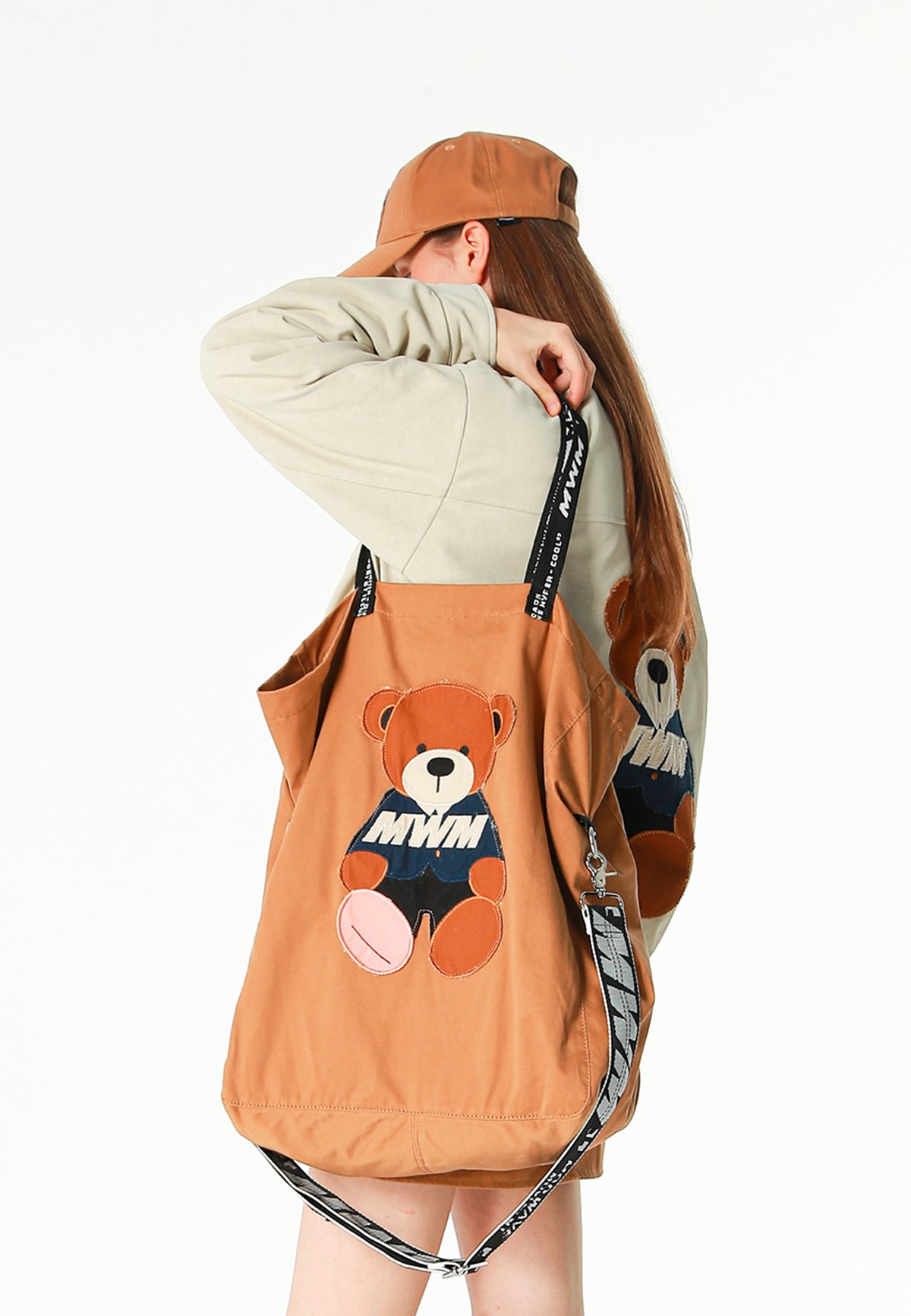 Bolso shopper con parche de oso Teddy y bandolera | MWM [PS_COLORS:CAMEL]