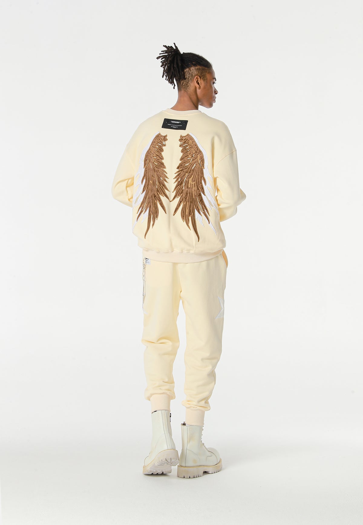 Sudadera Wings de corte relajado con estrellas frontales y doble parche de alas en la espalda | MWM [PS_COLORS:BEIGE]
